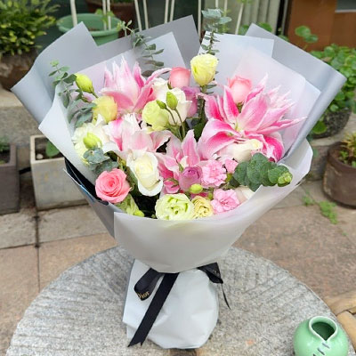 新余9朵玫瑰混搭百合，爱恋纯真无邪